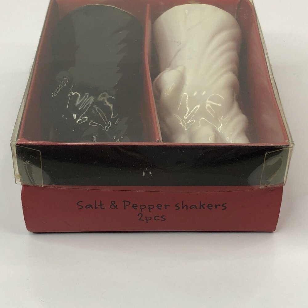 Statue Of Liberty 4-1/4” Salt and Pepper Shakers Set Black & White *FLAW* - Picture 11 of 12
